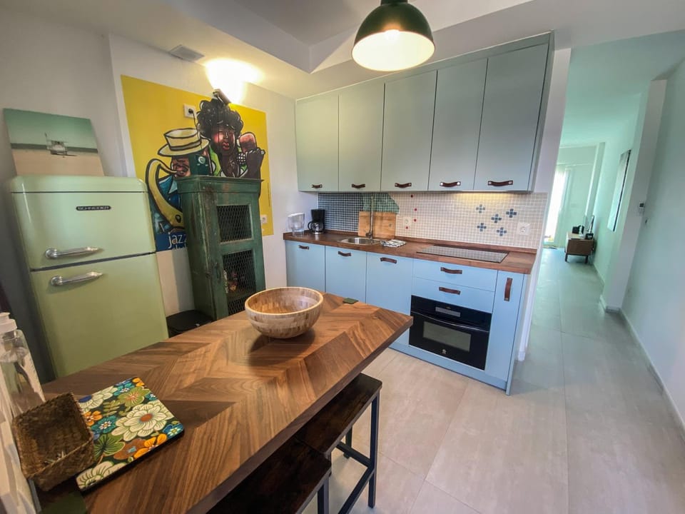 Photo of the whole room, kitchen