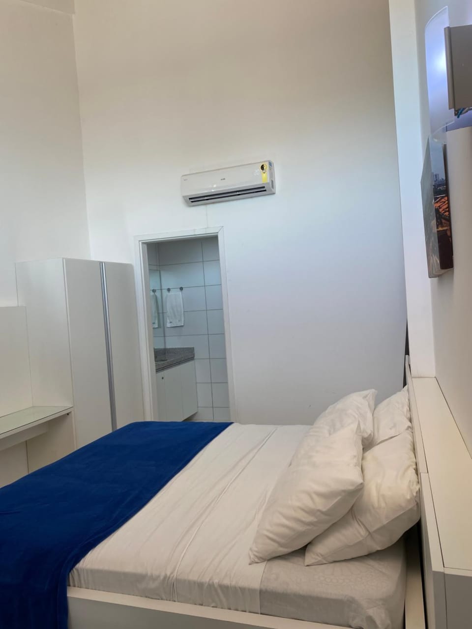 Bed, Bathroom, Photo of the whole room, Bedroom, furniture, heating