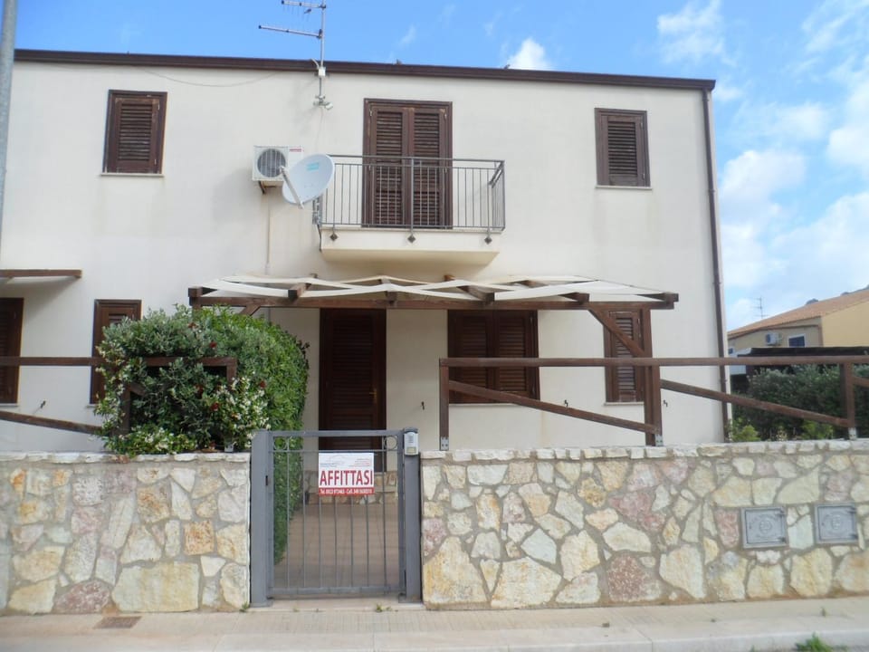 Property building, Patio, Facade/entrance, BBQ facilities, Balcony/Terrace