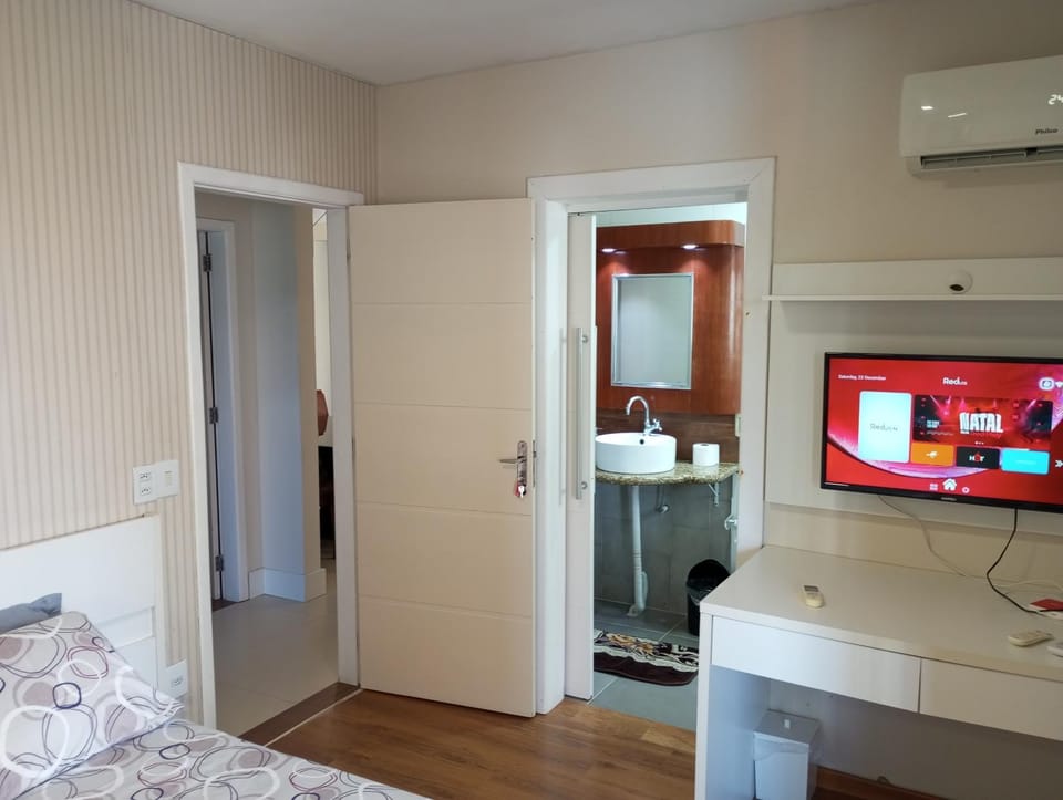 Bed, TV and multimedia, Photo of the whole room, Bedroom, air conditioner