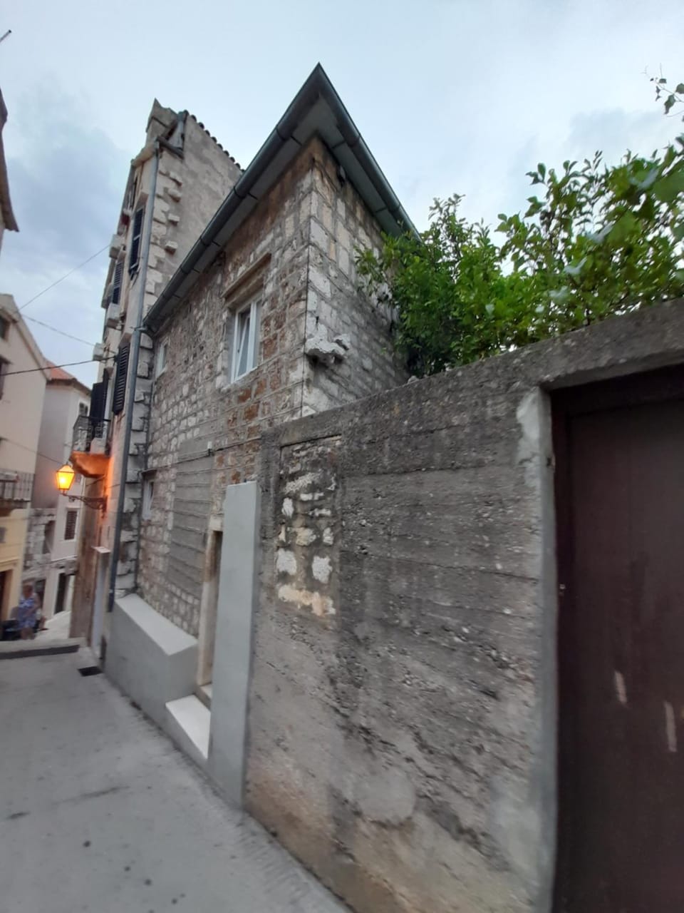 Property building, Nearby landmark, Facade/entrance, Day, Neighbourhood, Landmark view, Street view