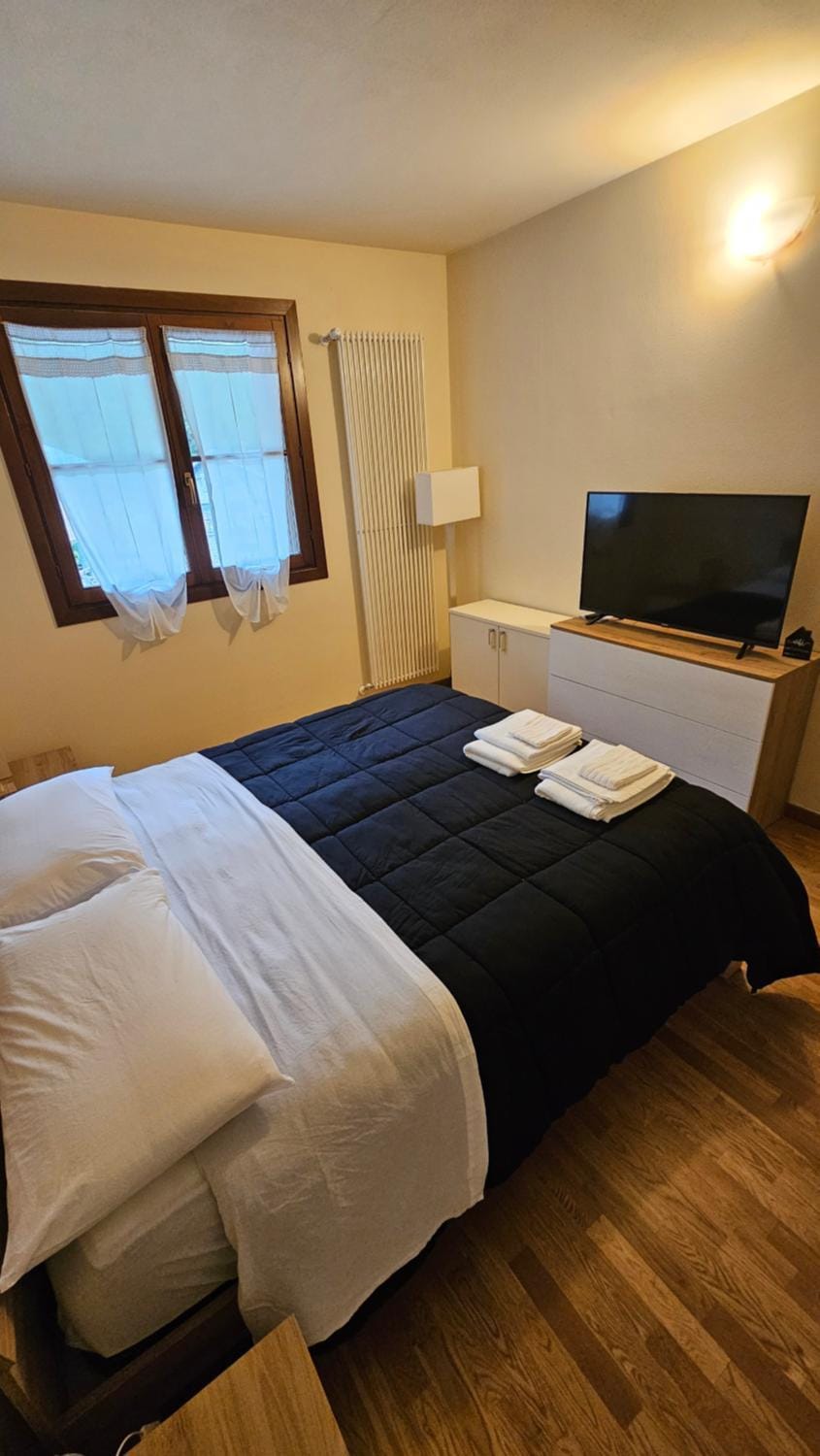 Bed, TV and multimedia, Photo of the whole room, Bedroom, towels