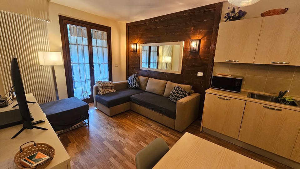 TV and multimedia, Kitchen or kitchenette, Living room, Seating area