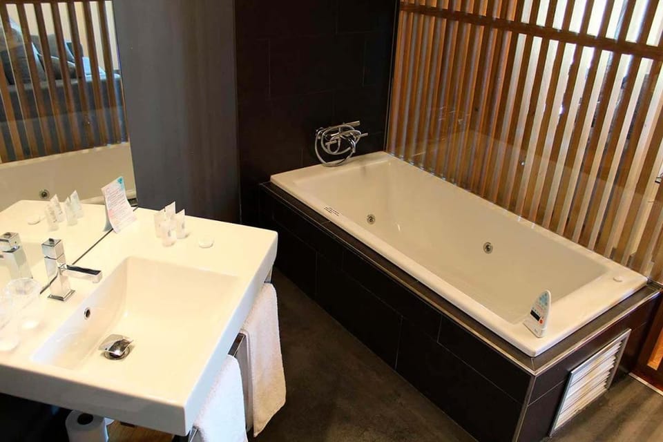 Hot Tub, Bathroom
