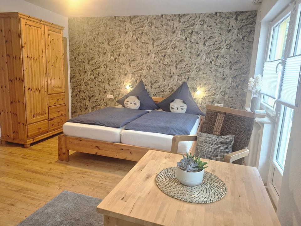 Bed, Photo of the whole room, Seating area