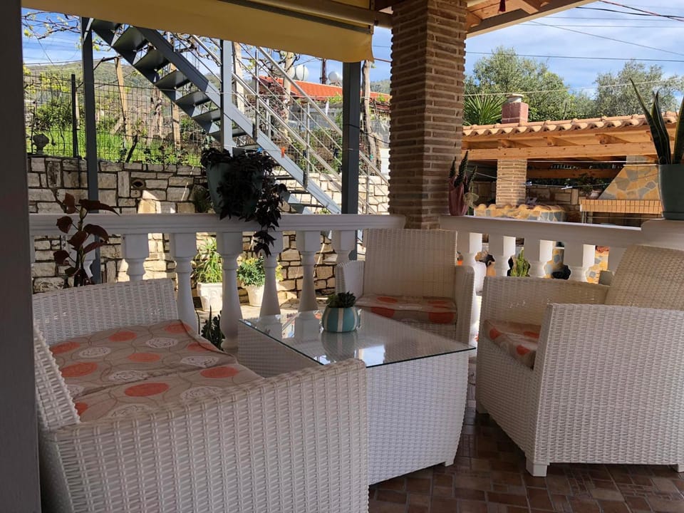 Patio, Restaurant/places to eat, Day, View (from property/room), Balcony/Terrace, Living room, Banquet/Function facilities, Seating area, Dining area