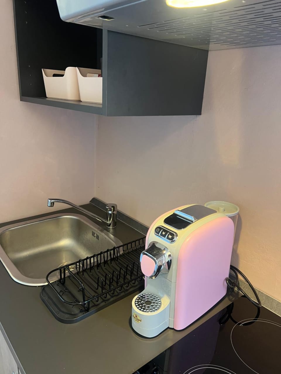 Kitchen or kitchenette, minibar