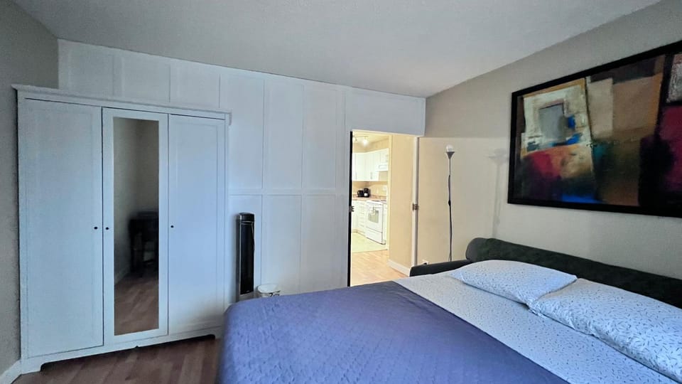 Private Rooms in a 2 Bedroom Condo Downtown Central Edmonton Non Smoking Bed and Breakfast in Edmonton