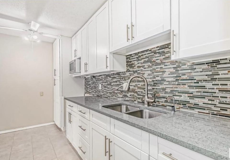 Private Rooms in a 2 Bedroom Condo Downtown Central Edmonton Non Smoking Bed and Breakfast in Edmonton