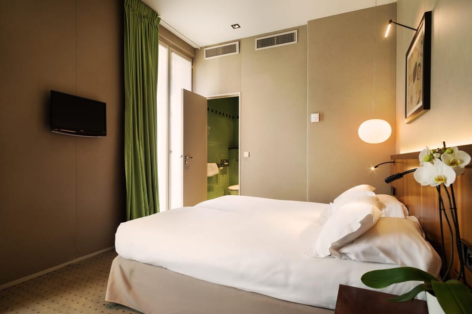 Bed, TV and multimedia, Photo of the whole room, Bedroom