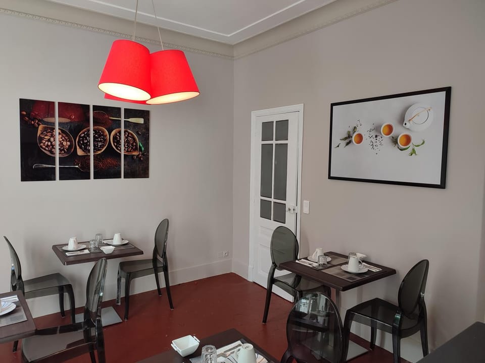 Restaurant/places to eat, Living room, Decorative detail, Dining area