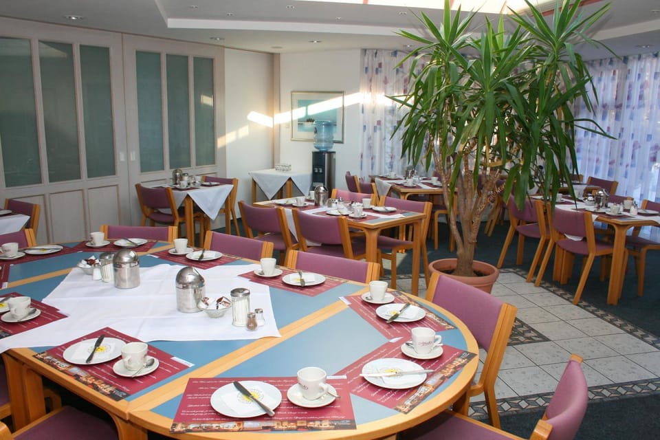 Restaurant/places to eat, Buffet breakfast