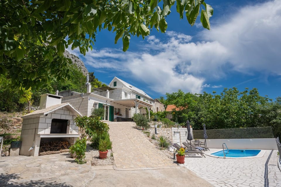 Property building, BBQ facilities, Garden, Swimming pool