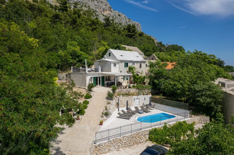Property building, Hot Tub, Swimming pool