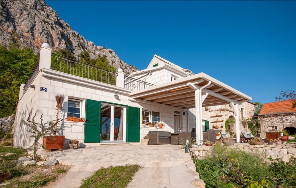 Property building, Natural landscape, Garden, Seating area, Mountain view, Sea view