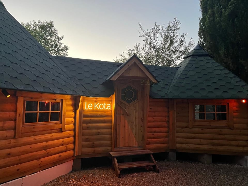 Shower, Toilet, Nearby landmark, Bed, Night, Activities, Bowling, Horse-riding, Food and drinks, Food, Guests, Sports, Breakfast, locker, stove, sunbed, washing machine, kitchen, air conditioner