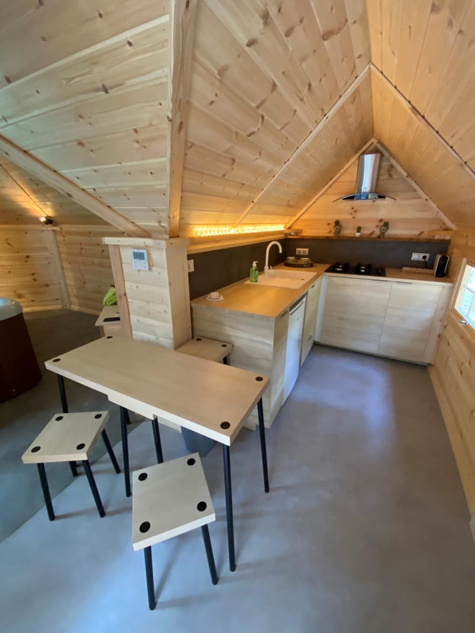 Restaurant/places to eat, Swimming pool, Breakfast, stove, kitchen