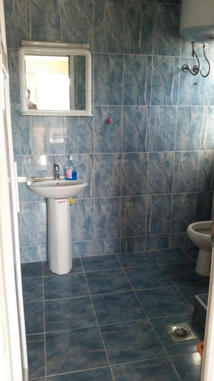 Shower, Toilet