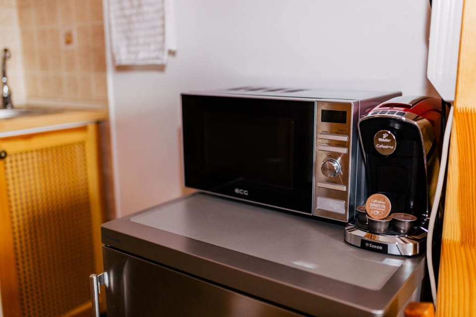 Kitchen or kitchenette, minibar