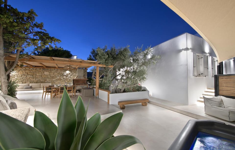 Property building, Patio, Night, Balcony/Terrace, Seating area, Dining area