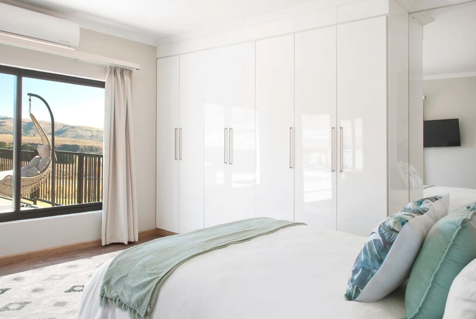 Bed, Photo of the whole room, Bedroom, Mountain view