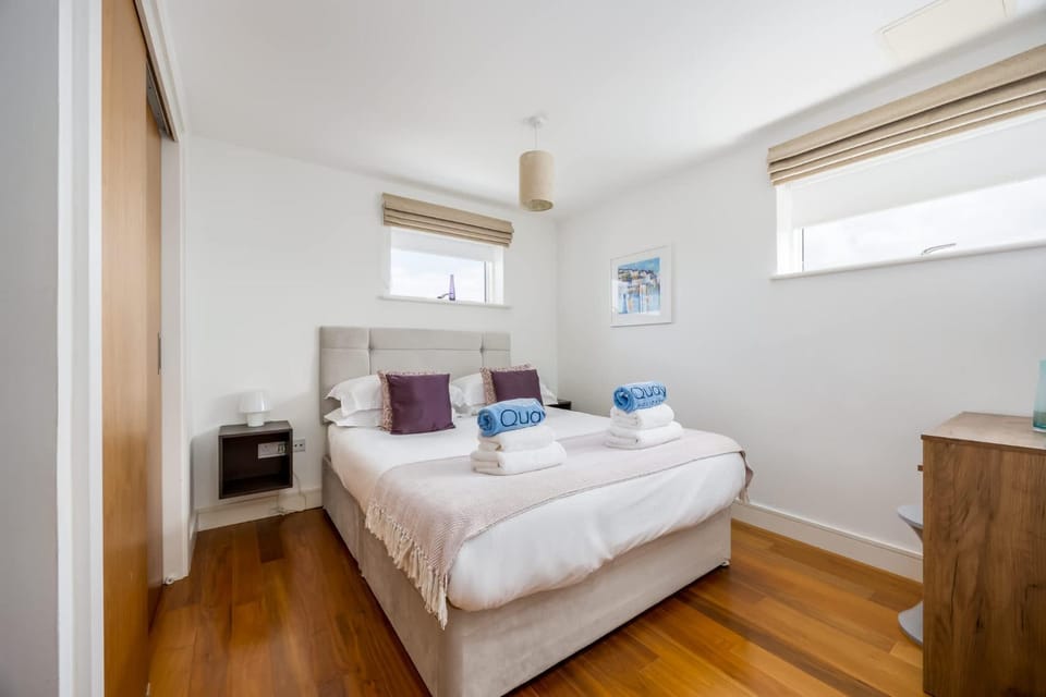 Bed, Bedroom, towels