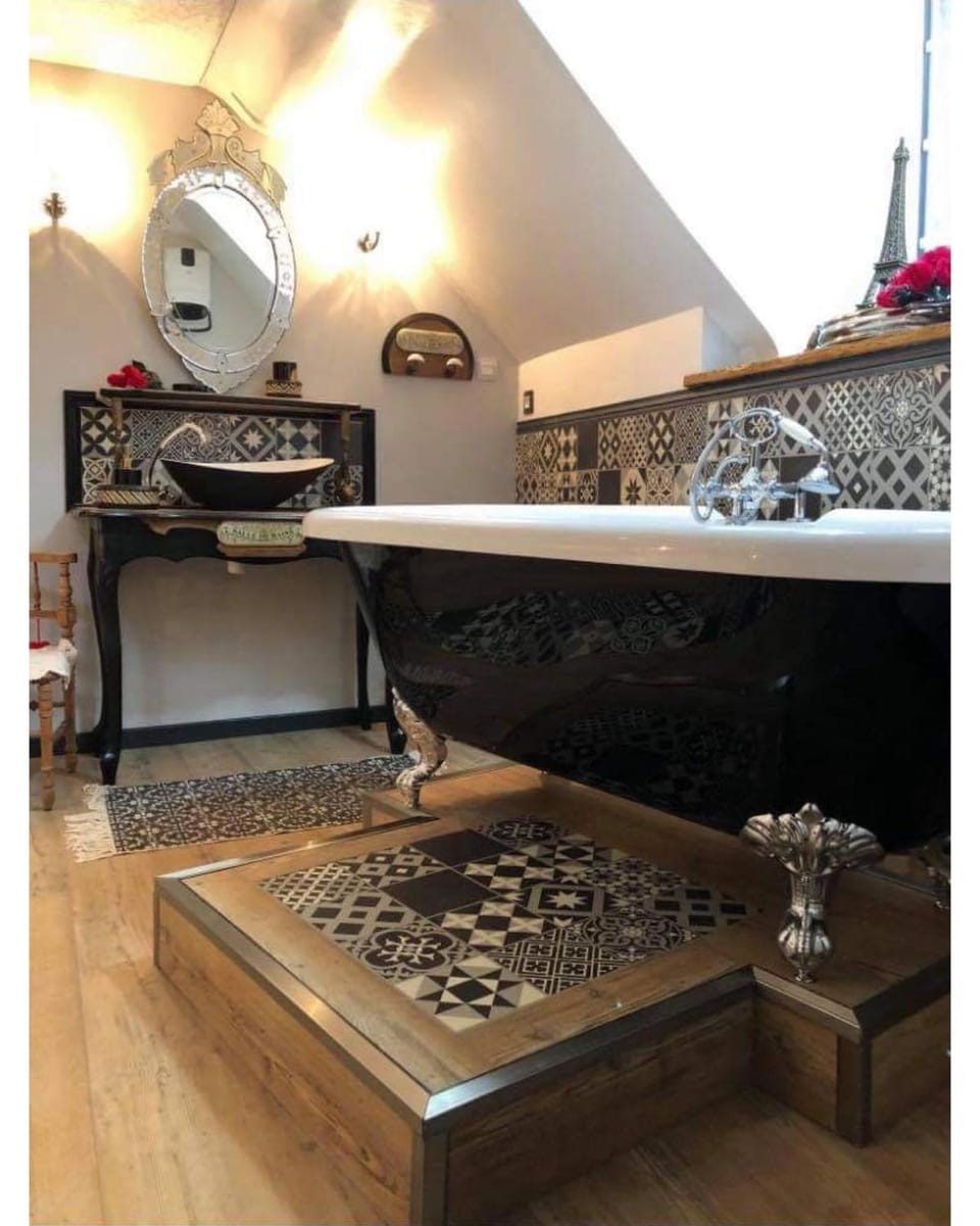 Appartement romantique parisien, baignoire rétro au pied du lit Apartment in Hauts-de-France