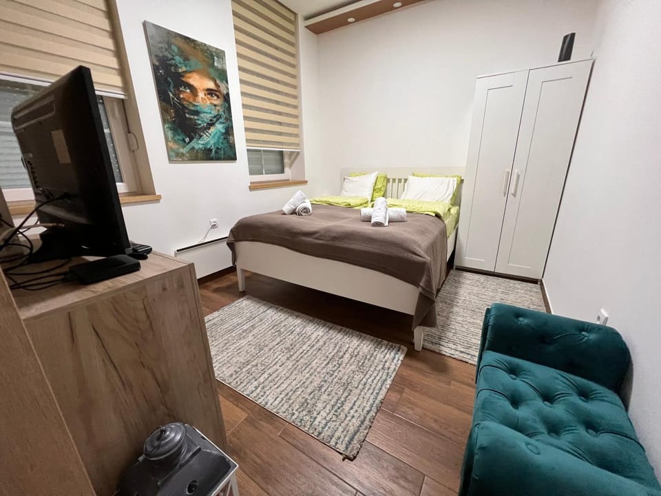 Bed, TV and multimedia, Photo of the whole room, Seating area, Bedroom, wardrobe