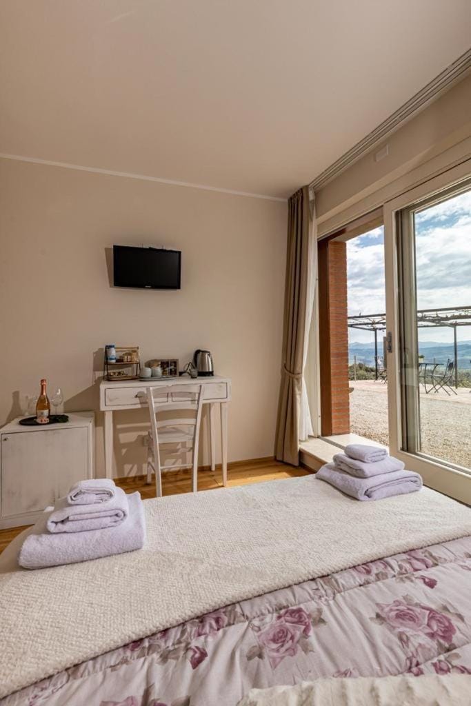 Podere Belsogno-Camera rosmarino Bed and Breakfast in Montalcino
