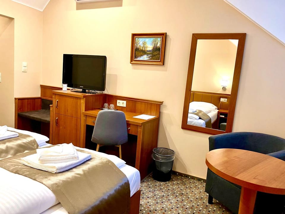 Bed, TV and multimedia, Photo of the whole room, Bedroom