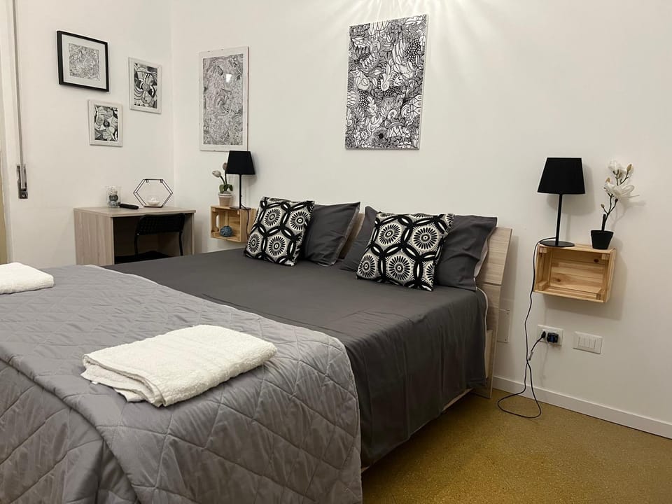 Bed, Photo of the whole room, Bedroom