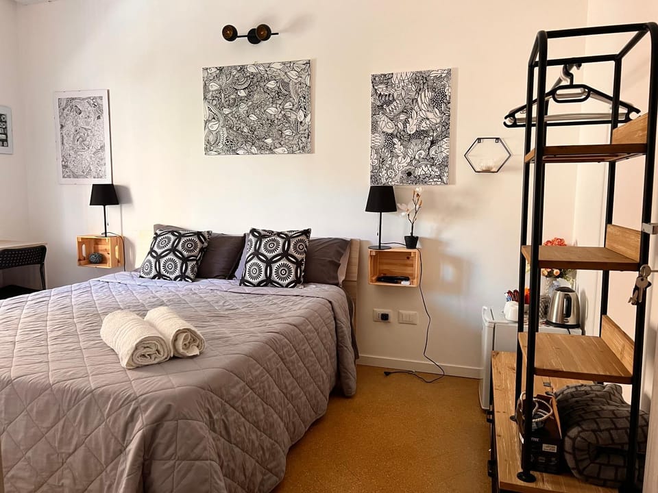 Bed, Photo of the whole room, Bedroom, towels