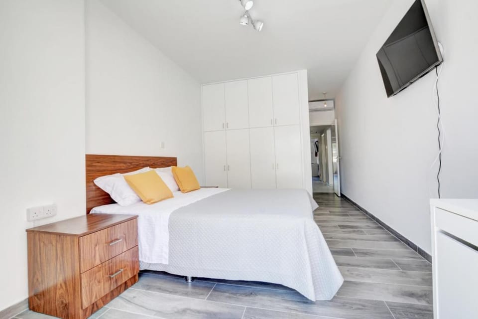 Bed, TV and multimedia, Photo of the whole room, Bedroom, wardrobe