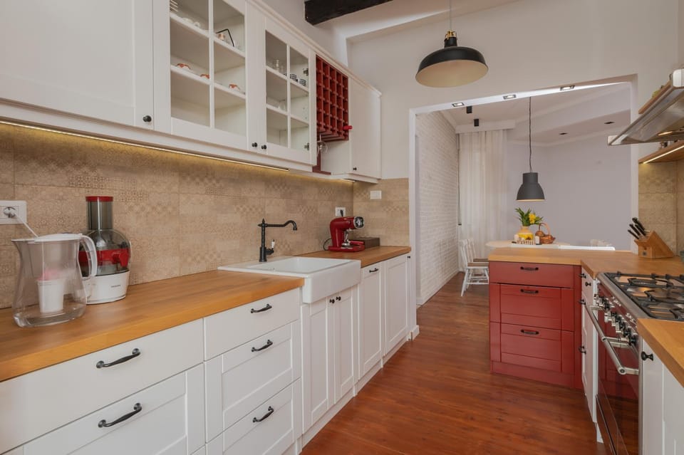 Kitchen or kitchenette, oven, pet friendly, stove