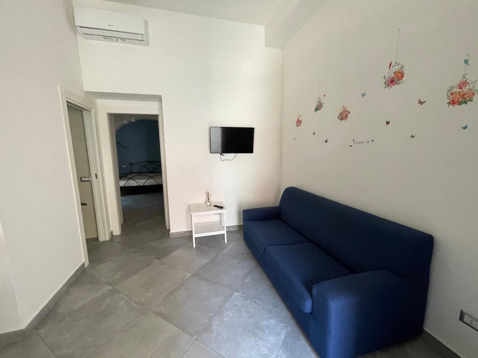 Communal lounge/ TV room, TV and multimedia, Living room, Seating area, air conditioner
