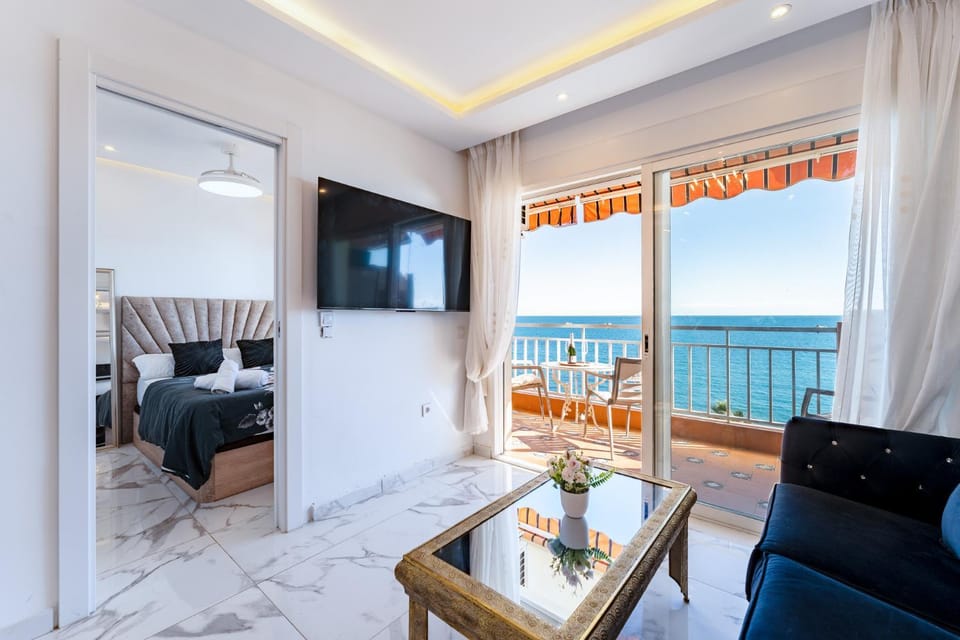 Bed, TV and multimedia, View (from property/room), Balcony/Terrace, Living room, Photo of the whole room, Dining area, Bedroom, Sea view
