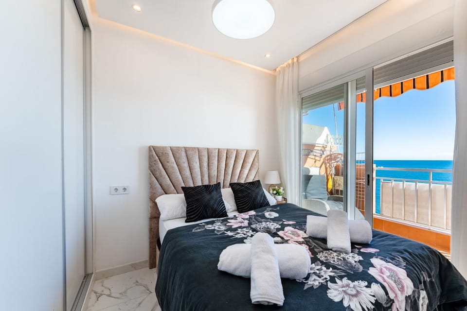 Bed, View (from property/room), Balcony/Terrace, Photo of the whole room, Bedroom, Sea view, towels