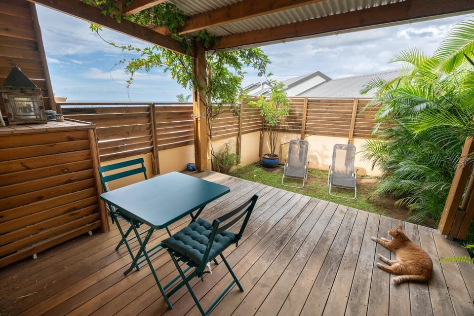 Patio, Garden, Dining area, Street view, sunbed