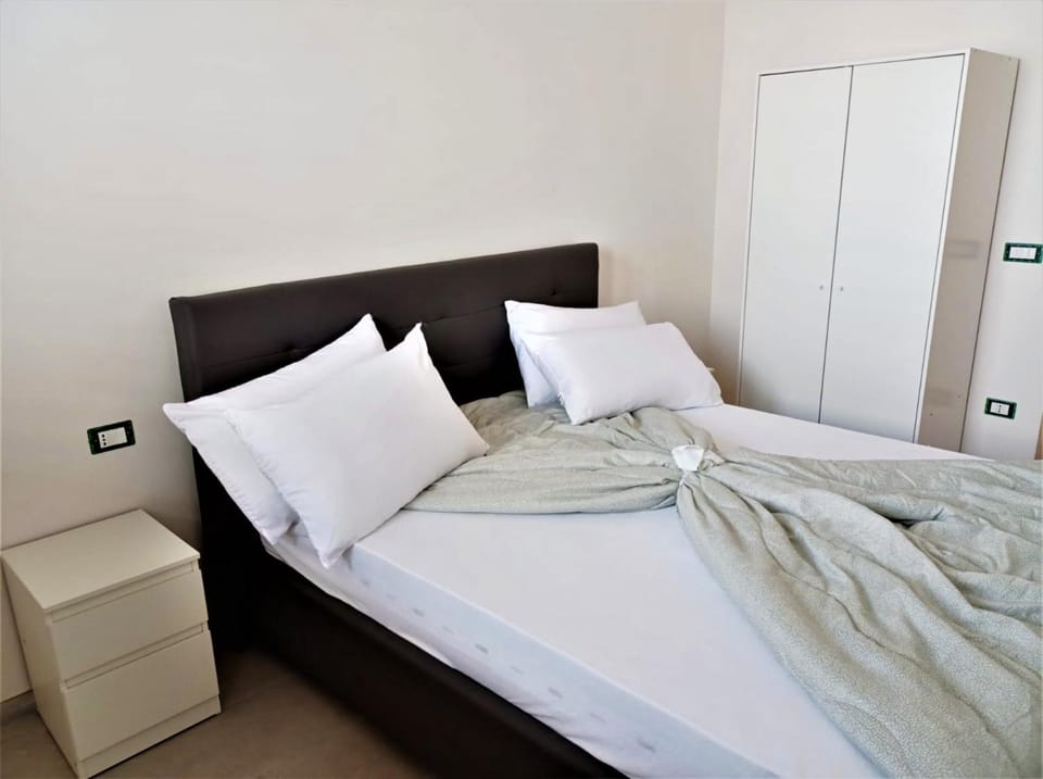 Bed, Photo of the whole room, Bedroom, wardrobe