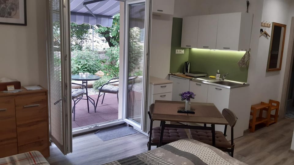 Garden, Kitchen or kitchenette, Seating area, Dining area, Garden view