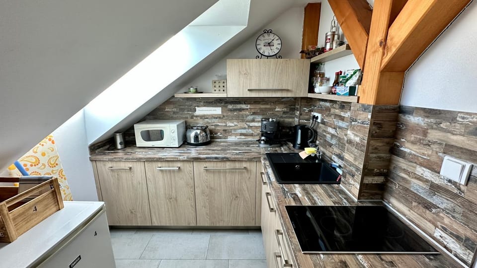 Kitchen or kitchenette, minibar, stove