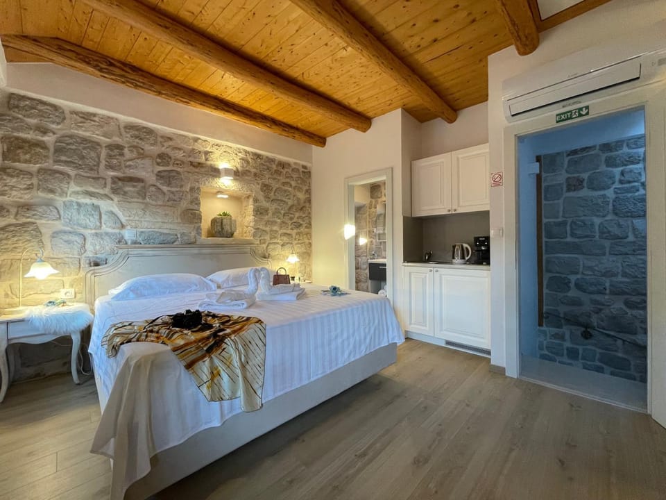 Bed, Photo of the whole room, Decorative detail