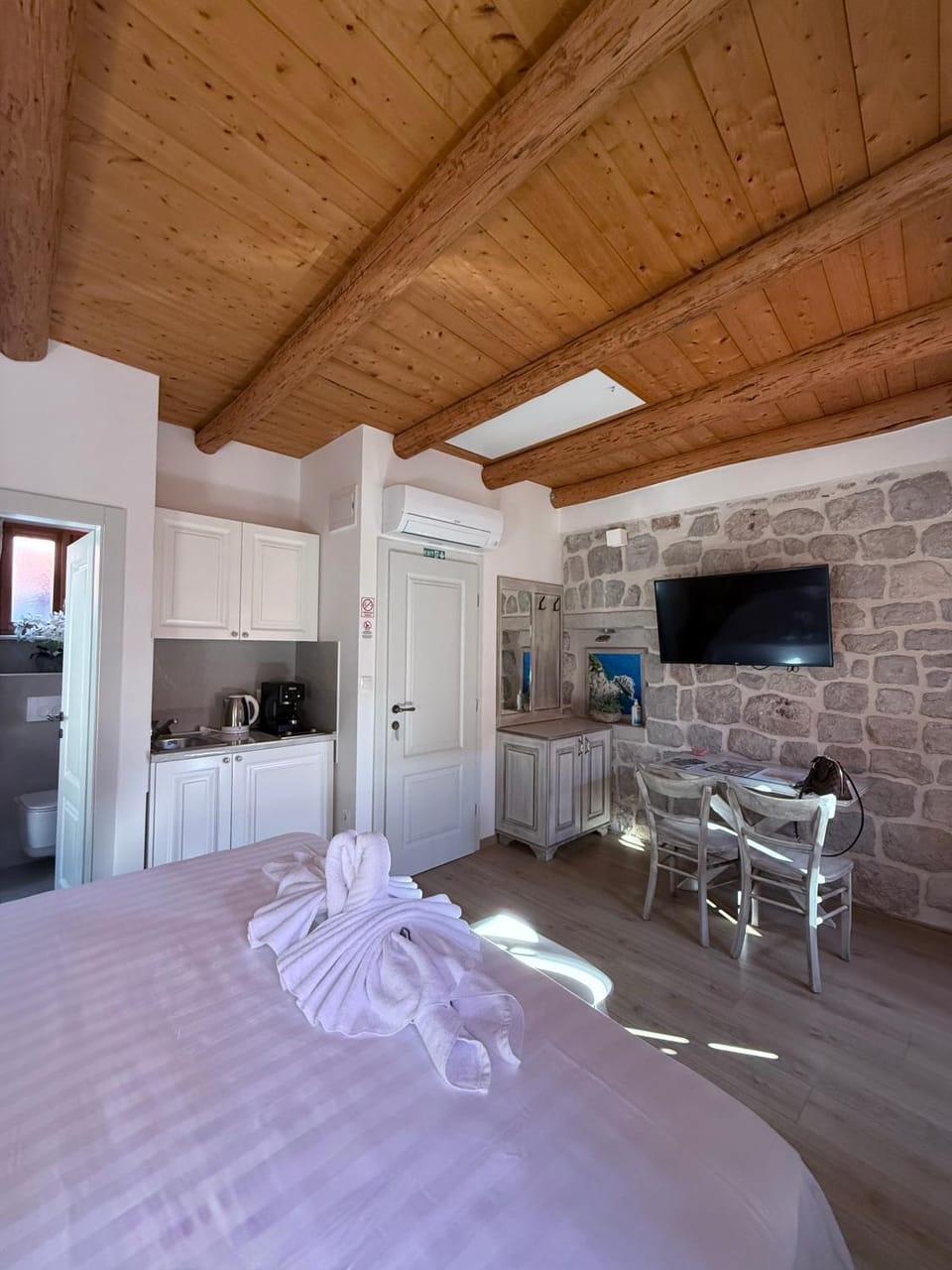 TV and multimedia, Photo of the whole room, Bedroom