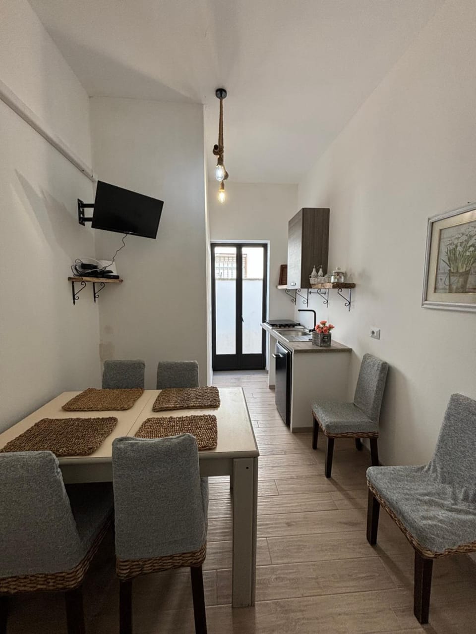 TV and multimedia, Kitchen or kitchenette, Living room, Seating area, Dining area