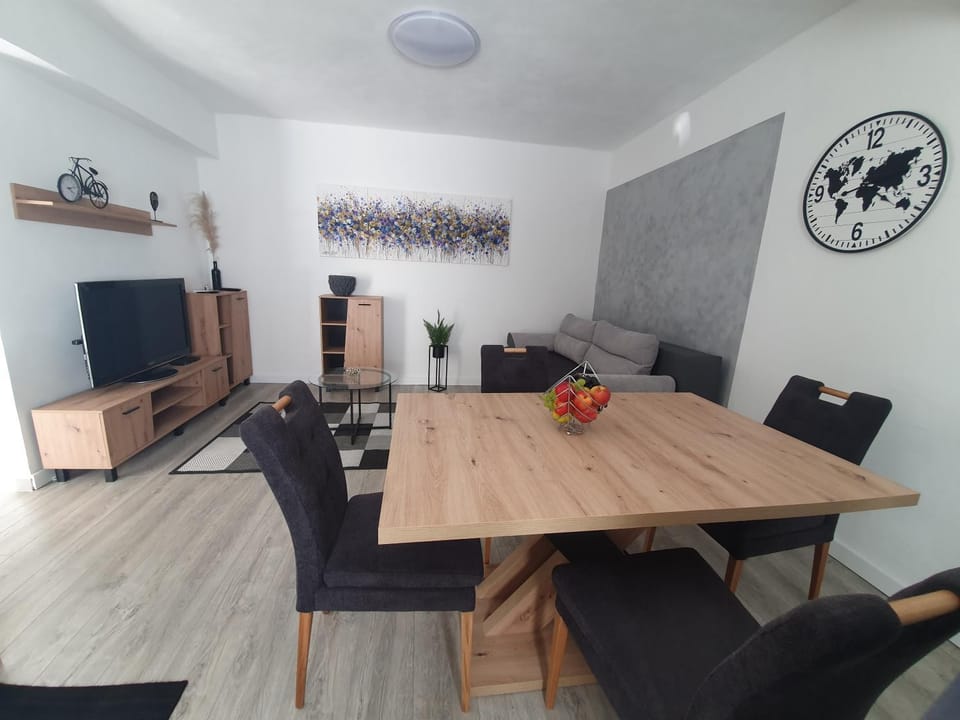 Communal lounge/ TV room, TV and multimedia, Living room, Seating area, Dining area
