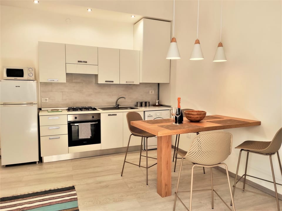 Kitchen or kitchenette, Dining area