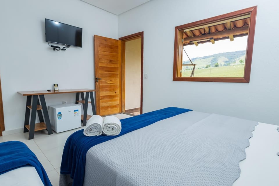 Bed, TV and multimedia, Photo of the whole room, Bedroom, towels
