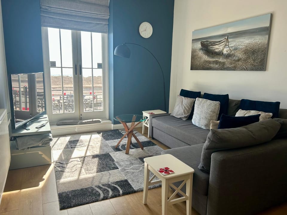 Beach from the Balcony, ensuite and private parking Apartment in Portsmouth