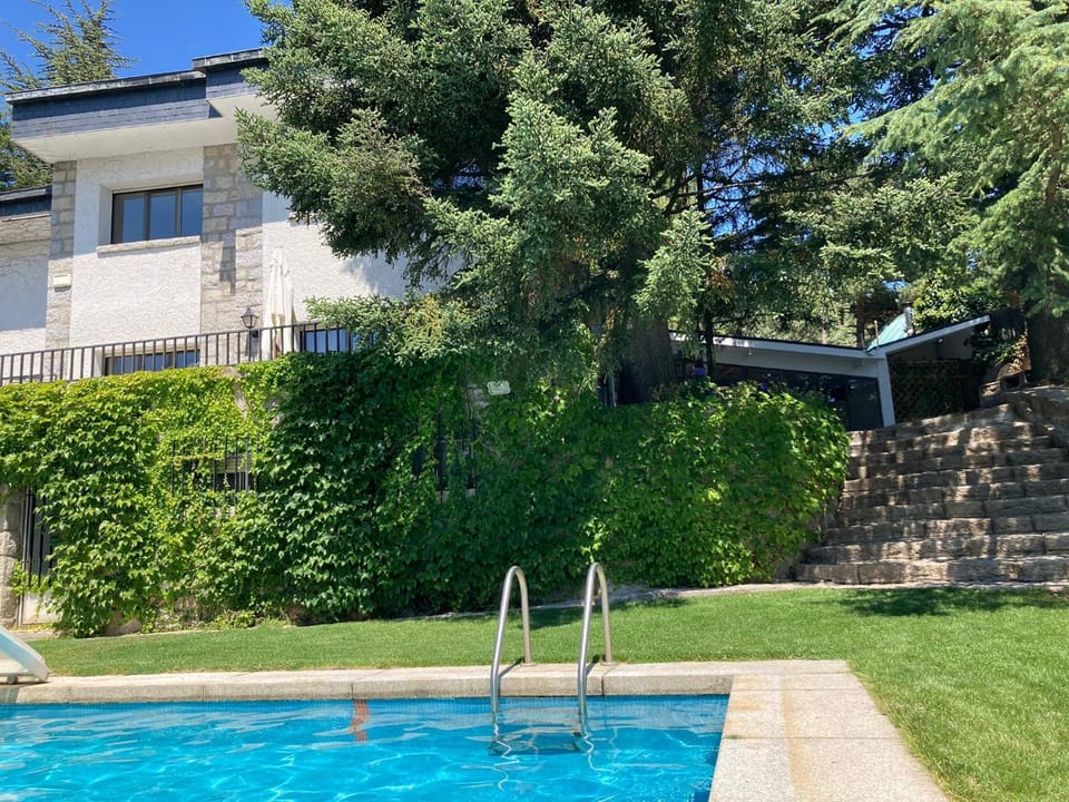 Property building, Garden, Swimming pool