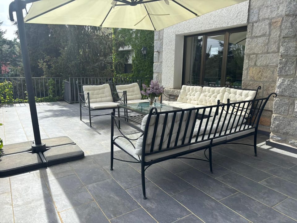 Los Cedros, gran chalet con piscina en Navacerrada House in Community of Madrid